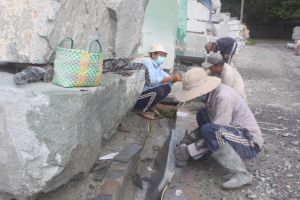 Thợ đá Bửu Long vẫn bám nghề