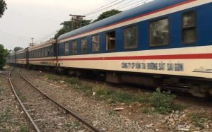 Tái diễn hành vi ném đá lên tàu hỏa