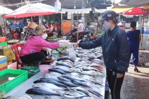 Lo ngại mặt bằng giá tiêu dùng tăng vì giá xăng, dầu tăng cao