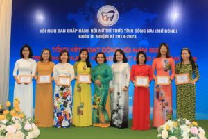 Phụ nữ tích cực học tập, nâng cao trình độ