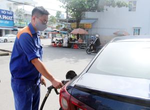 Giá xăng tăng cao, xấp xỉ mức 30 ngàn đồng/lít