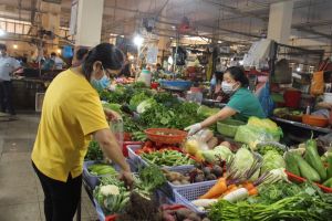 Người tiêu dùng thắt chặt chi tiêu khi giá xăng, dầu, gas tăng cao