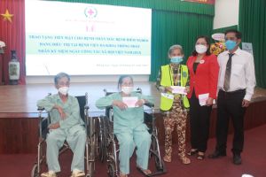 Hội Chữ thập đỏ tỉnh tặng quà cho 18 bệnh nhân mắc bệnh hiểm nghèo