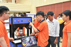 “Biến” bẹ chuối, lá cây thành chén đĩa