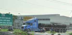 Người đi đường bất an với xe chở thép cuộn