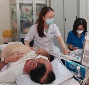 200 người dân được khám bệnh, phát thuốc, tặng quà