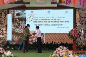 Bạn trẻ tham gia workshop vẽ Batik truyền thống Indonesia