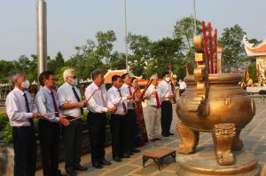 Các tầng lớp nhân dân Đồng Nai dâng hương trong Lễ giỗ Tổ Hùng Vương năm 2022