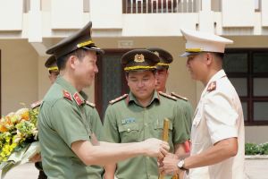 Thăng quân hàm vượt cấp và khen thưởng đột xuất Đại úy công an cứu nhiều người đuối nước