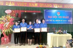 Cán bộ trẻ người đồng bào dân tộc thiểu số tích cực học Bác