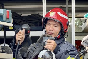 Cứu 4 mạng người trong cơn sóng dữ