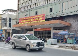 Rạp chiếu phim công lập trong vòng xoáy thời gian