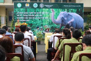 Bàn giao thiết bị giám sát voi cho Chi cục Kiểm lâm Đồng Nai