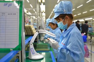 Cần nhiều giải pháp nhằm khắc phục thiếu hụt lao động.