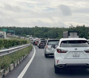 Nhiều tuyến đường quá tải trong những ngày nghỉ lễ