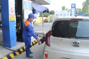 Xăng, dầu tăng giá dồn áp lực lên các ngành hàng