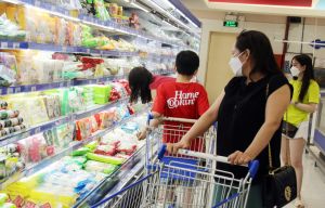 Người tiêu dùng “liệu cơm gắp mắm” trước “bão giá”