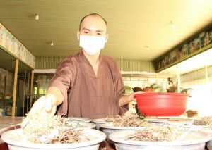 Gần 50 năm trị bệnh miễn phí cho người khó khan