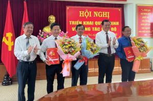 Trao các quyết định bổ nhiệm và điều động cán bộ