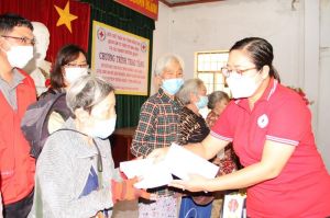 Giúp người khó khăn có thẻ bảo hiểm y tế