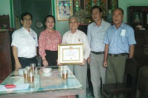 Trao Huy hiệu 55, 60 năm tuổi Đảng cho đảng viên tại H.Long Thành