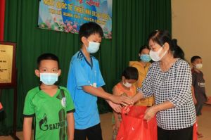 Tặng quà trẻ em khó khăn nhân Ngày quốc tế thiếu nhi
