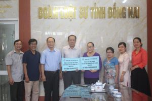 Trao kinh phí xây 2 căn nhà tình thương, tình nghĩa