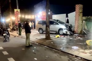 Ô tô lao lên vỉa hè, 1 người tử vong