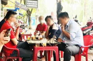 Khó xử phạt người hút thuốc lá nơi công cộng