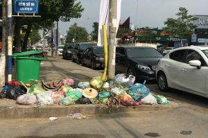Rác thải sinh hoạt tràn ra đường…