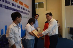 Tôn vinh “lái xe an toàn” và “doanh nghiệp vận tải an toàn”