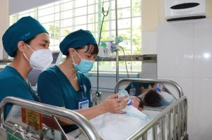 Tận tâm chăm sóc, cứu chữa bệnh nhi