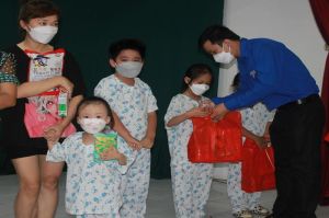 Tặng quà cho 125 bệnh nhi khó khăn, mắc bệnh nặng
