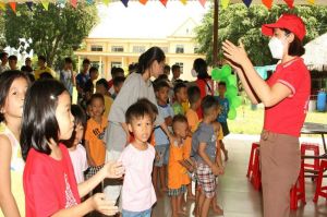 Góp công chăm sóc người kém may mắn