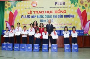 50 học sinh nghèo học giỏi được tặng học bổng