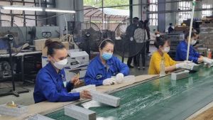 Người lao động vui mừng vì được tăng lương trong tháng 7 tới