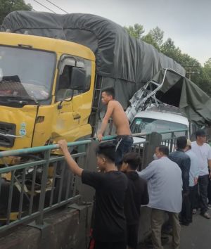 Liên tiếp xảy ra 2 vụ va chạm liên hoàn trên quốc lộ 1