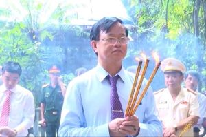 Lãnh đạo tỉnh viếng, dâng hương tại các đền thờ liệt sĩ trong tỉnh