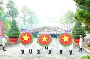 Dâng hương, viếng anh hùng liệt sĩ nhân kỷ niệm 75 năm Ngày Thương binh - liệt sĩ 27-7