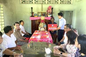 Khối thi đua 3 tổ chức đi thăm và tặng quà cho các gia đình chính sách tại huyện Tân Phú