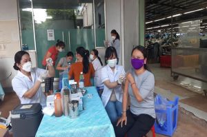 Khẩn trương tiêm vaccine phòng Covid-19 cho công nhân lao động