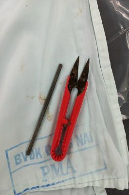 Nuốt kéo cắt chỉ sắc nhọn và thanh sắt vào bụng