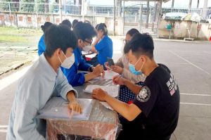 Người dân đi tiêm vaccine phòng Covid-19 ngày càng nhiều
