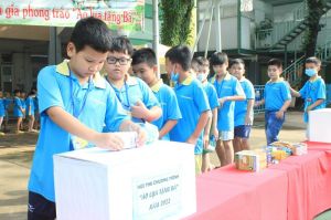Thiếu nhi tham gia phong trào Áo lụa tặng bà