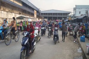 Công nhân chi tiêu tằn tiện trong cơn “bão giá”