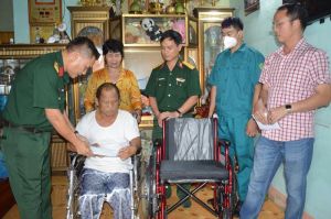 Tặng quà cho quân nhân bị bệnh hiểm nghèo nhân kỷ niệm 75 năm ngày Thương binh liệt sĩ (27-7-1947 - 27-7-2022)