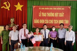 Trao Bằng khen đột xuất của UBND tỉnh cho bà Võ Thị Tuyết Hương
