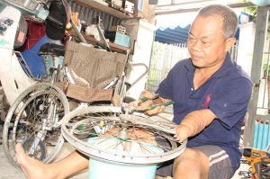 Biến xe lăn, xe lắc cũ thành chân cho người khuyết tật