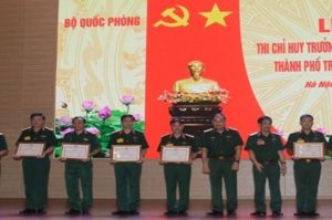 Đại tá Vũ Văn Điền đoạt giải nhất nội dung thi Điều lệnh đội ngũ từng người không có súng