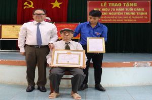 Phó Bí thư Tỉnh ủy Quản Minh Cường trao Huy hiệu 75 năm tuổi đảng cho đồng chí Nguyễn Trung Trịnh